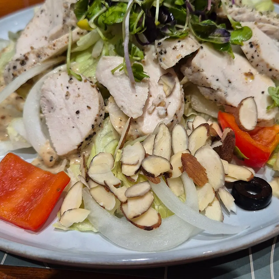 Table with the chicken hemp seed salad