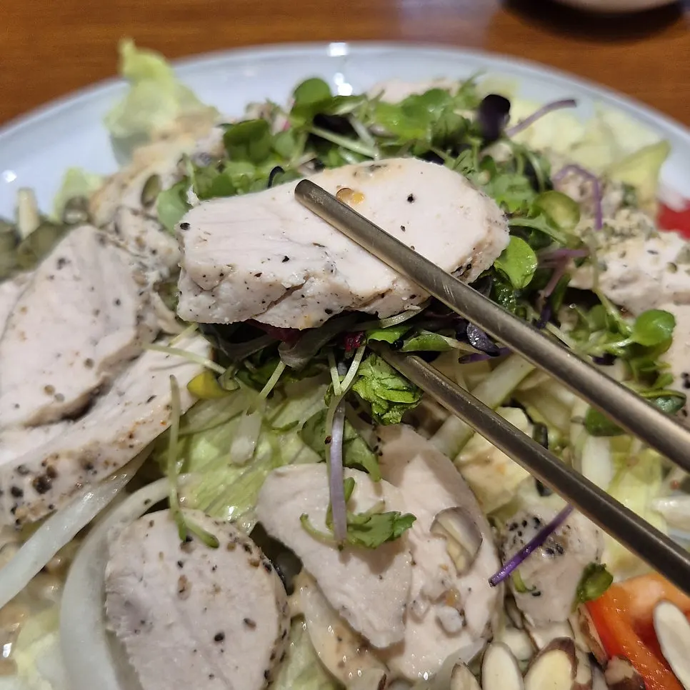 Salad with hemp seeds and fresh vegetables