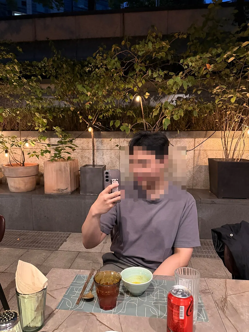 은은한 조명의 사발 저녁 매장 분위기