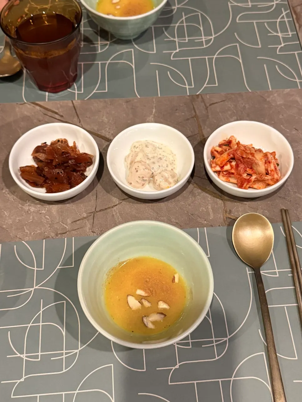 김치 락교 장아찌 기본 세팅과 서비스 호박죽