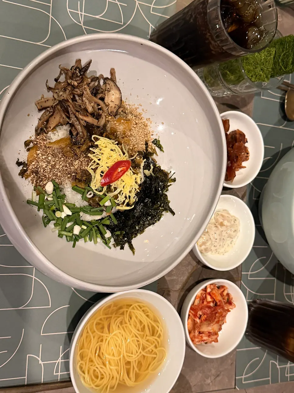 찢은 닭고기가 올라간 홍초계냉국수