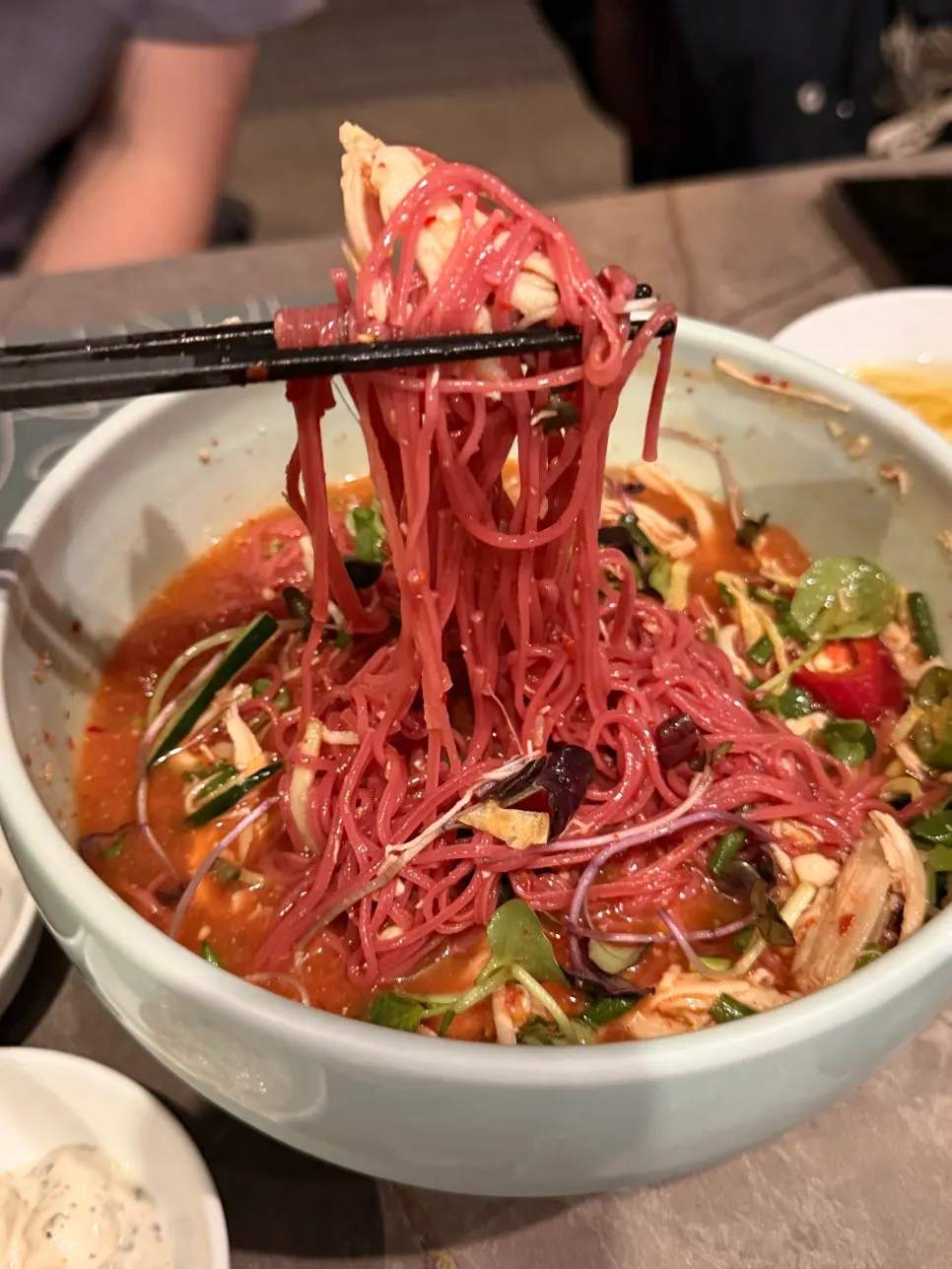 식사를 마친 사발 테이블