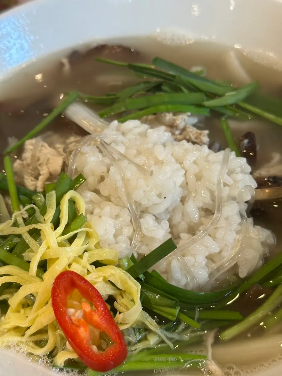 Neungi mushroom chicken gomtang with chicken meat