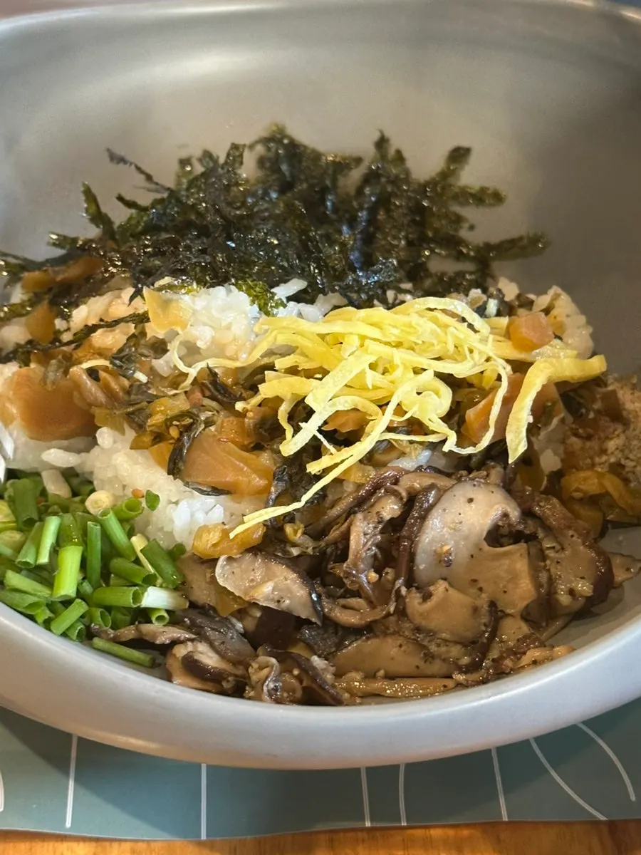 Gamtae perilla oil rice topped with vegetables