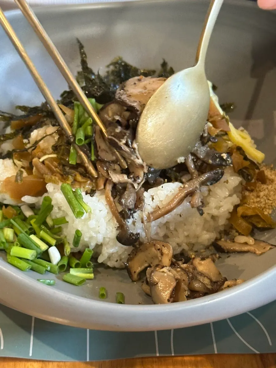 Mixing the perilla oil rice