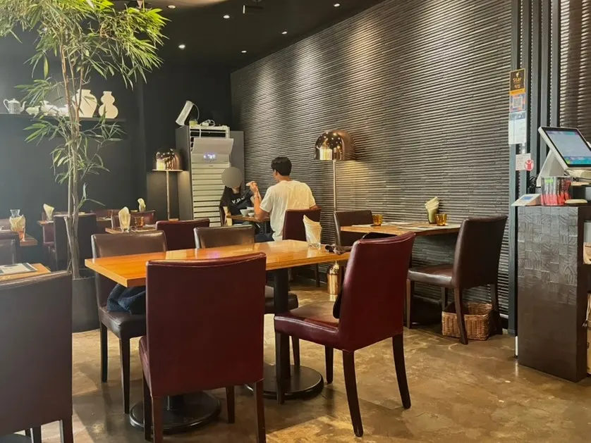 SABAL's modern, calm restaurant interior