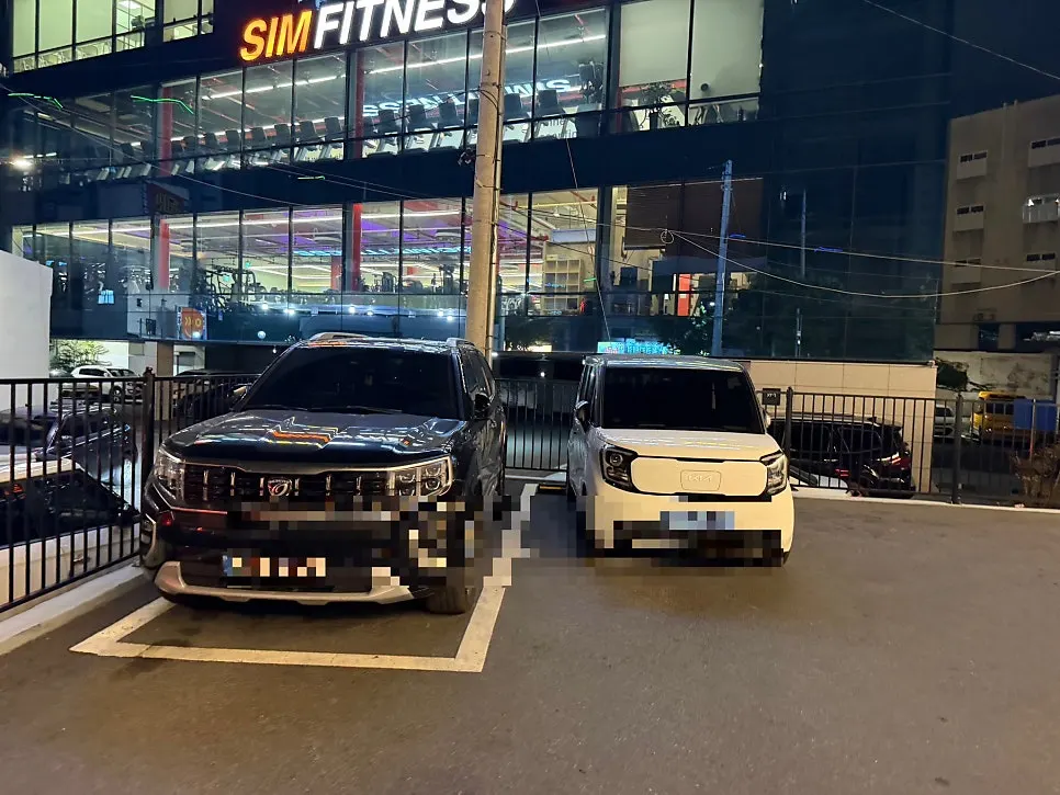 Building and parking lot at Shabu20 Daegu Bokhyeon branch