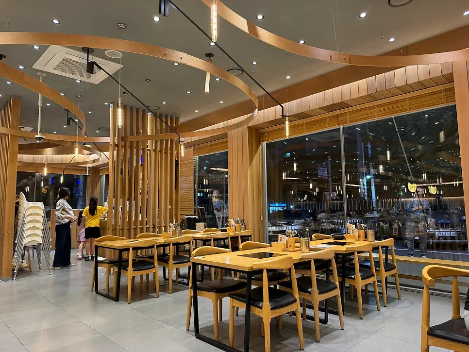 Spacious seating hall at Shabu20 Daegu Bokhyeon branch