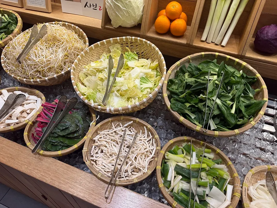 Half-and-half broth shabu-shabu simmering