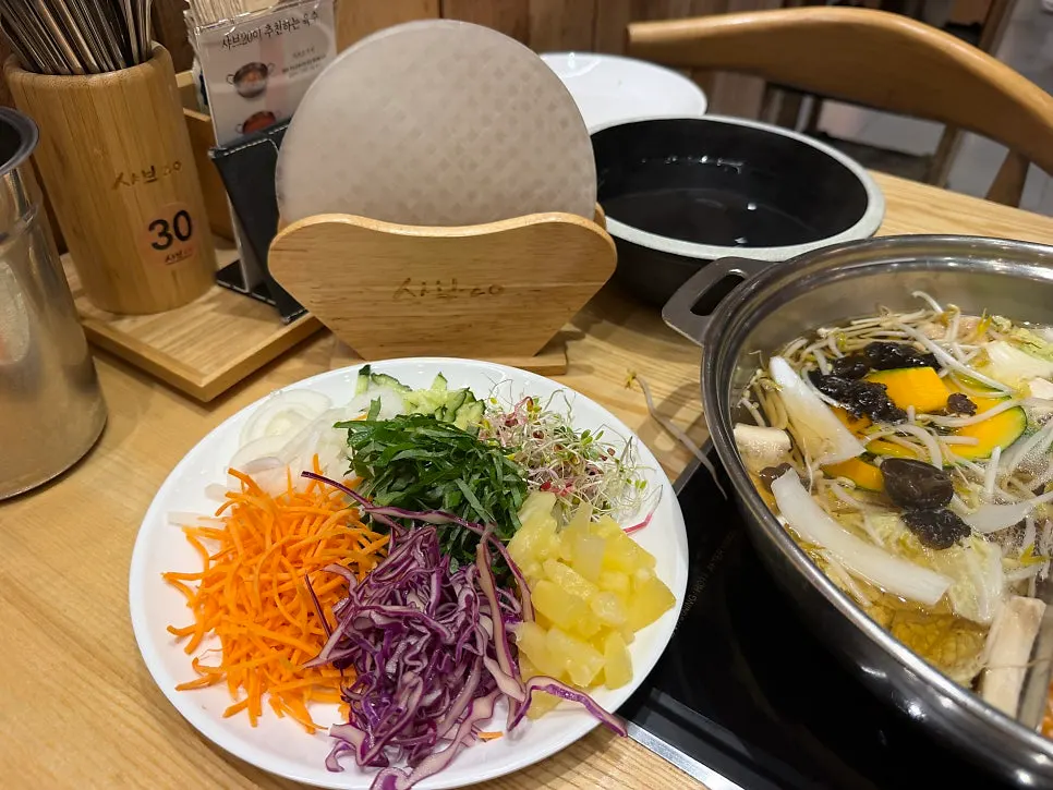 Bowl of shabu-shabu simmered with vegetables and meat