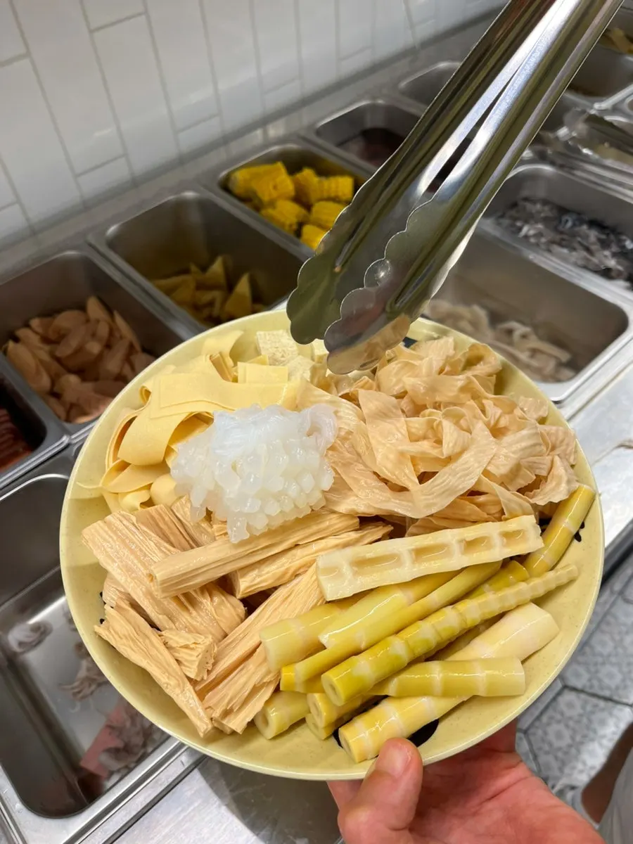 접시에 가득 담아온 훠궈 재료