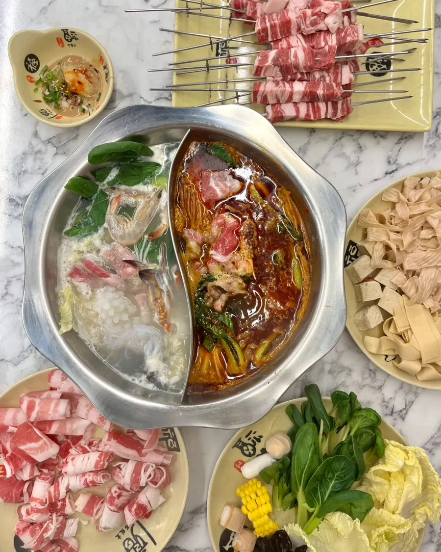 테이블 가운데 훠궈 냄비와 양꼬치 불판