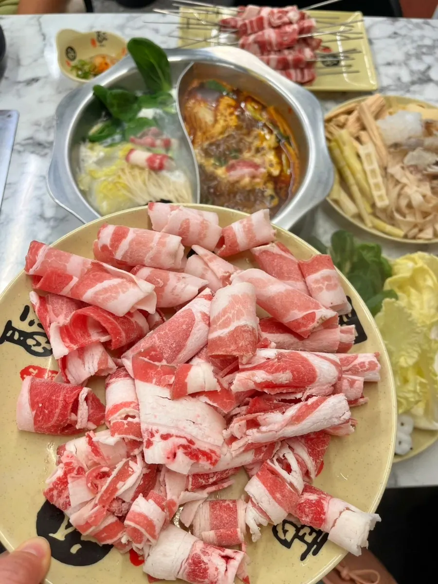 백탕과 홍탕 2단계가 나뉜 훠궈 냄비