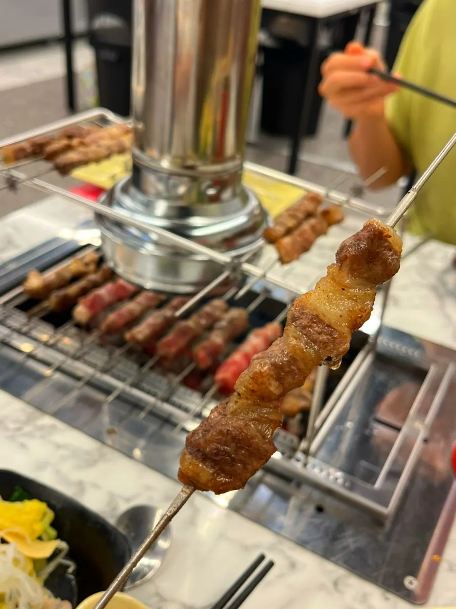 노릇하게 구워진 양꼬치
