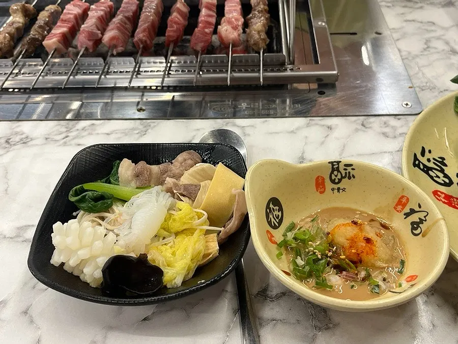 구운 양꼬치와 훠궈 국물
