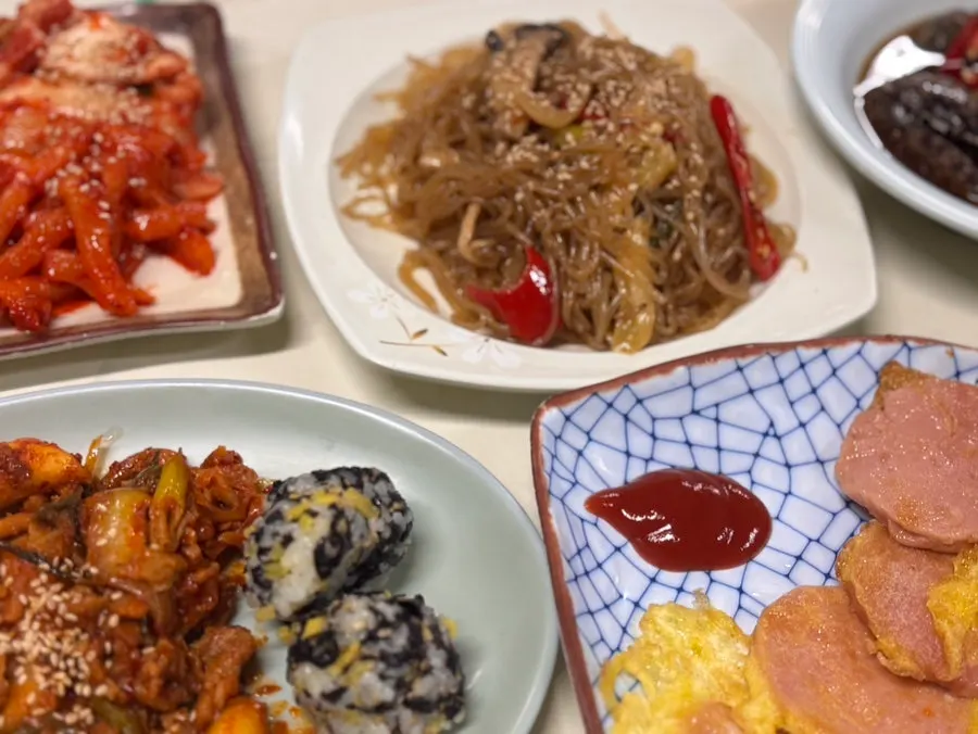 Food photo introducing the 15-dish Samchuncase