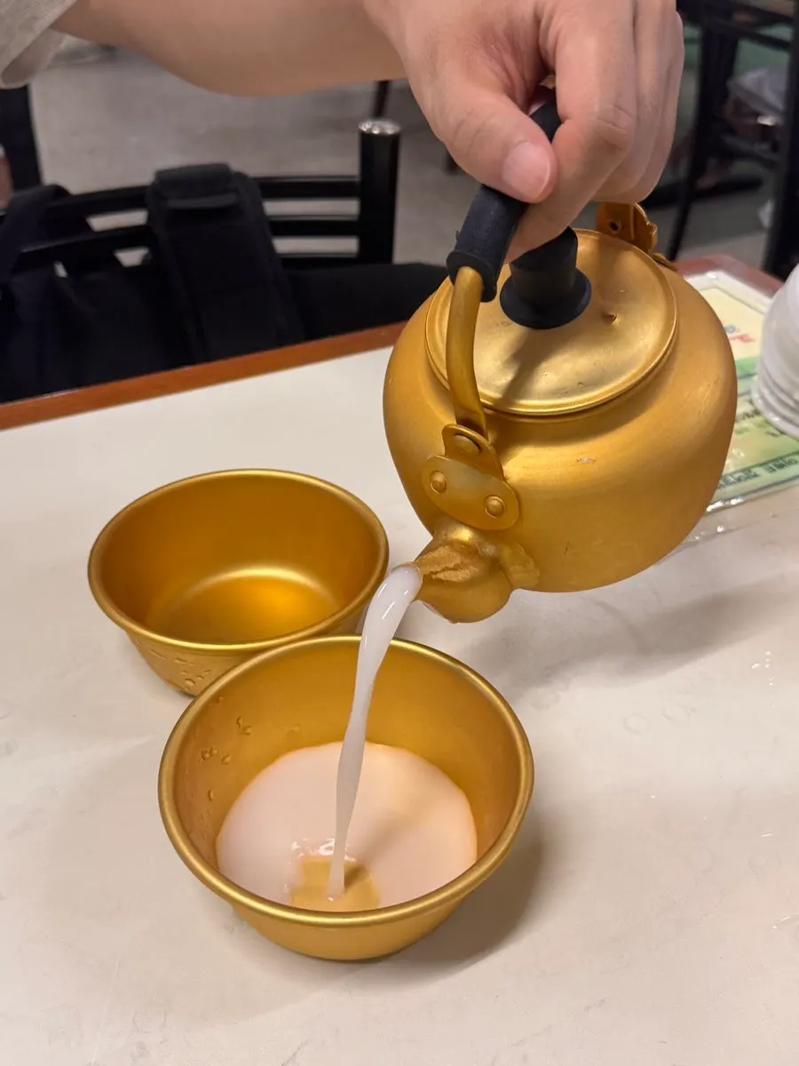 Makgeolli served in a kettle