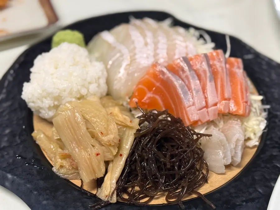 Sashimi platter served after the steamed seafood