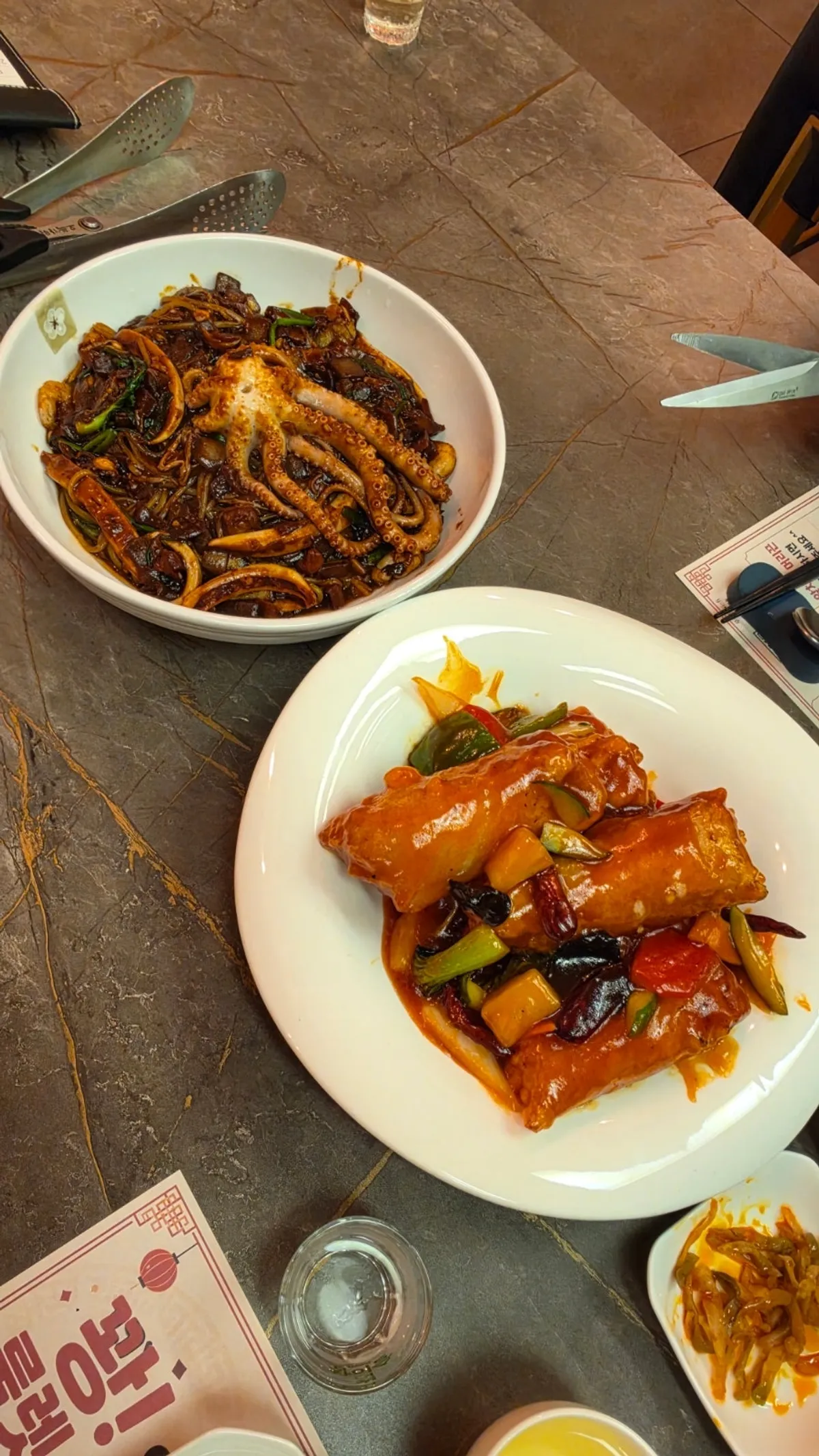소스가 발라져 나온 사천식 등심탕수육 한 접시