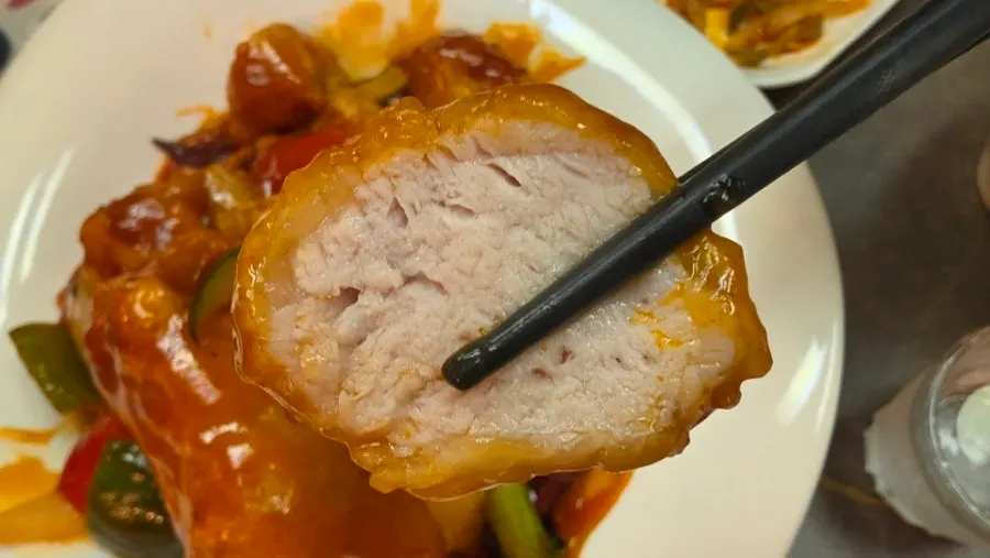 젓가락으로 집어 올린 사천식 등심탕수육