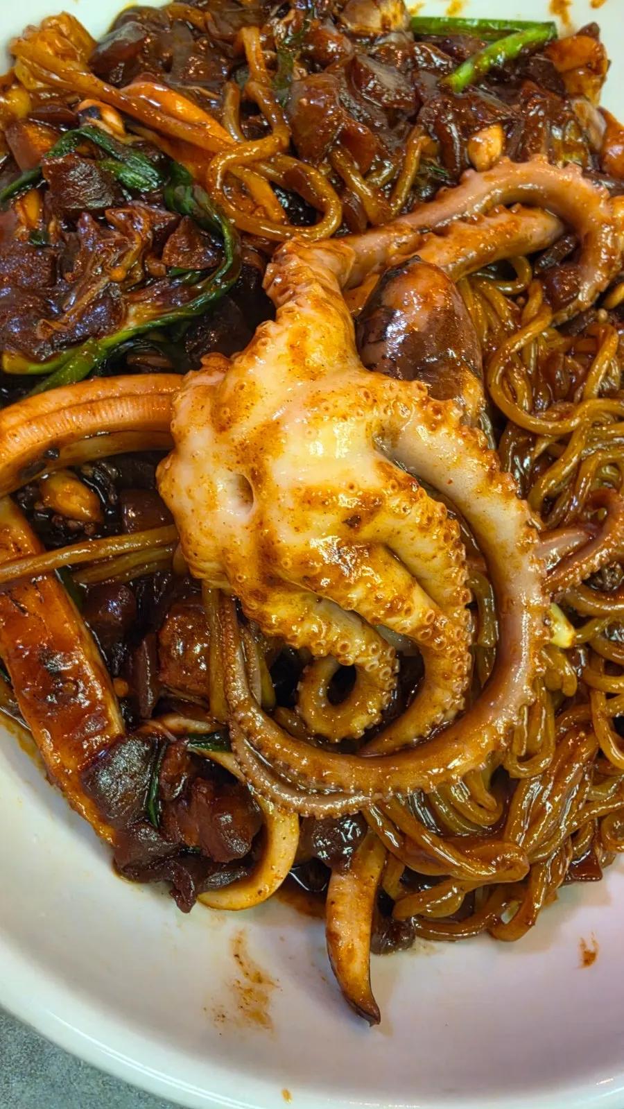 꾸덕한 소스에 비벼진 해물 쟁반짜장 면