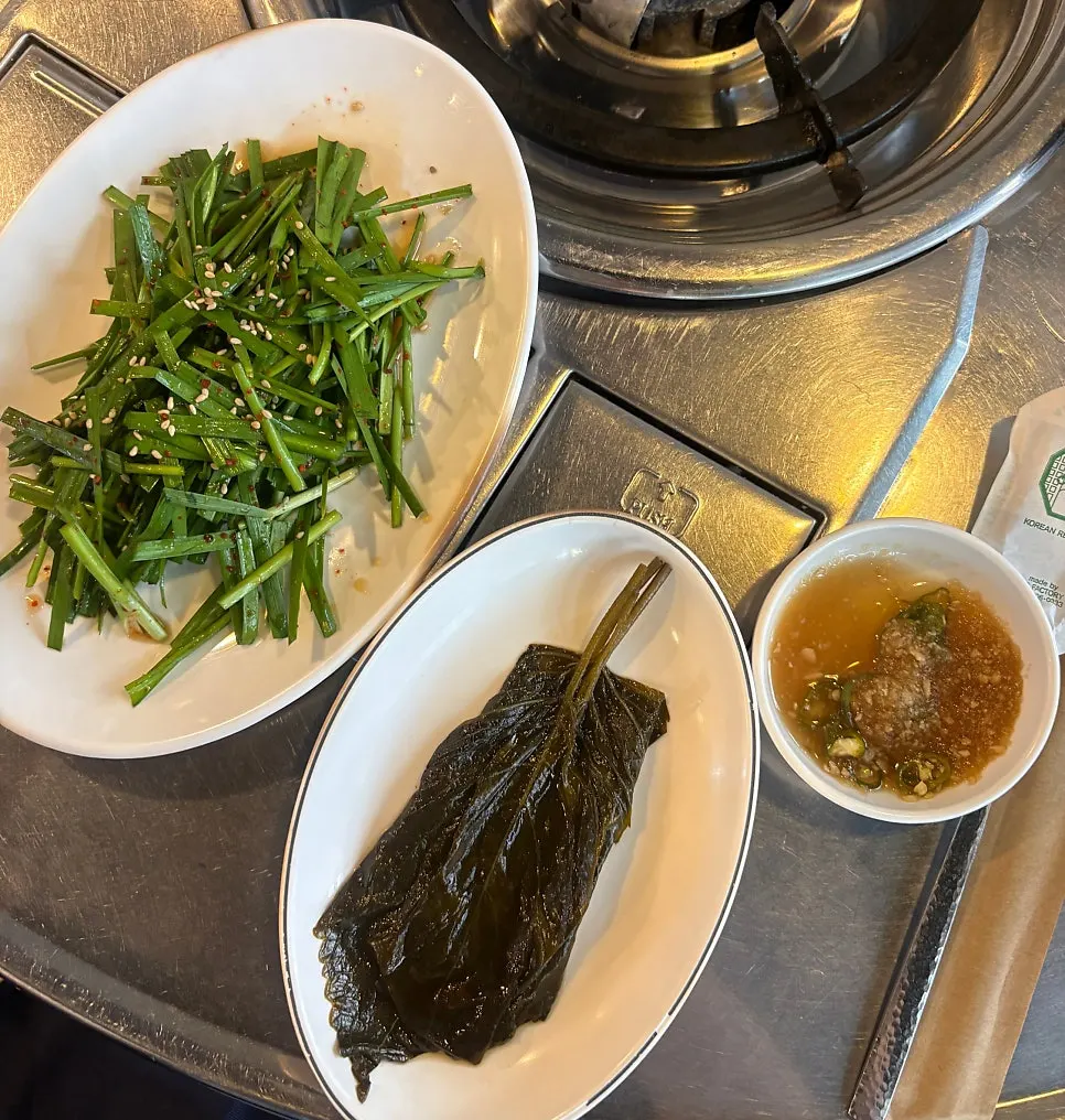 Basic side dishes served with gopchang