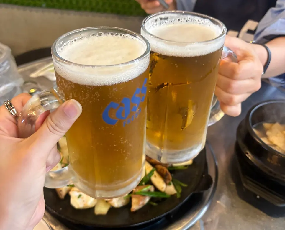 A staff member mixing the pre-grilled assorted gopchang