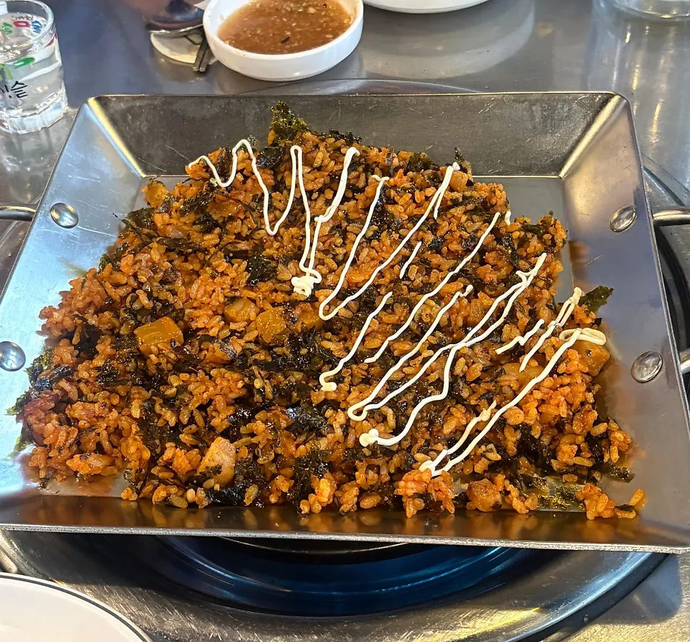 Table setting before ordering kkakdugi fried rice