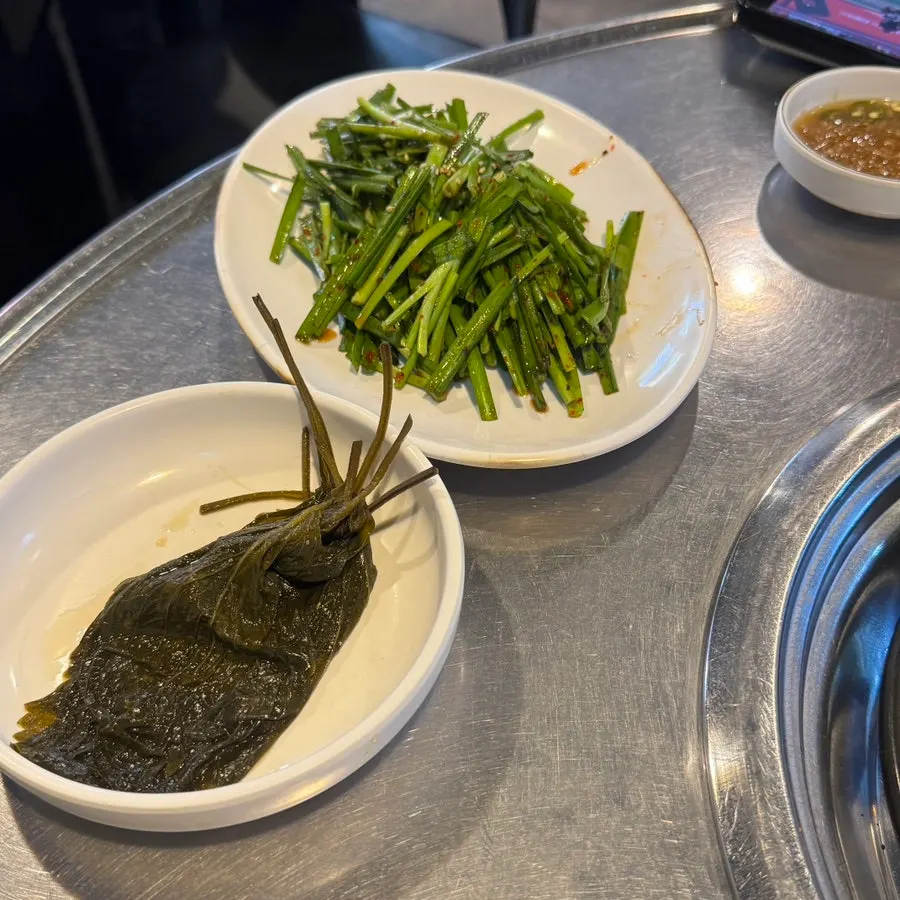 A plate piled high with chives