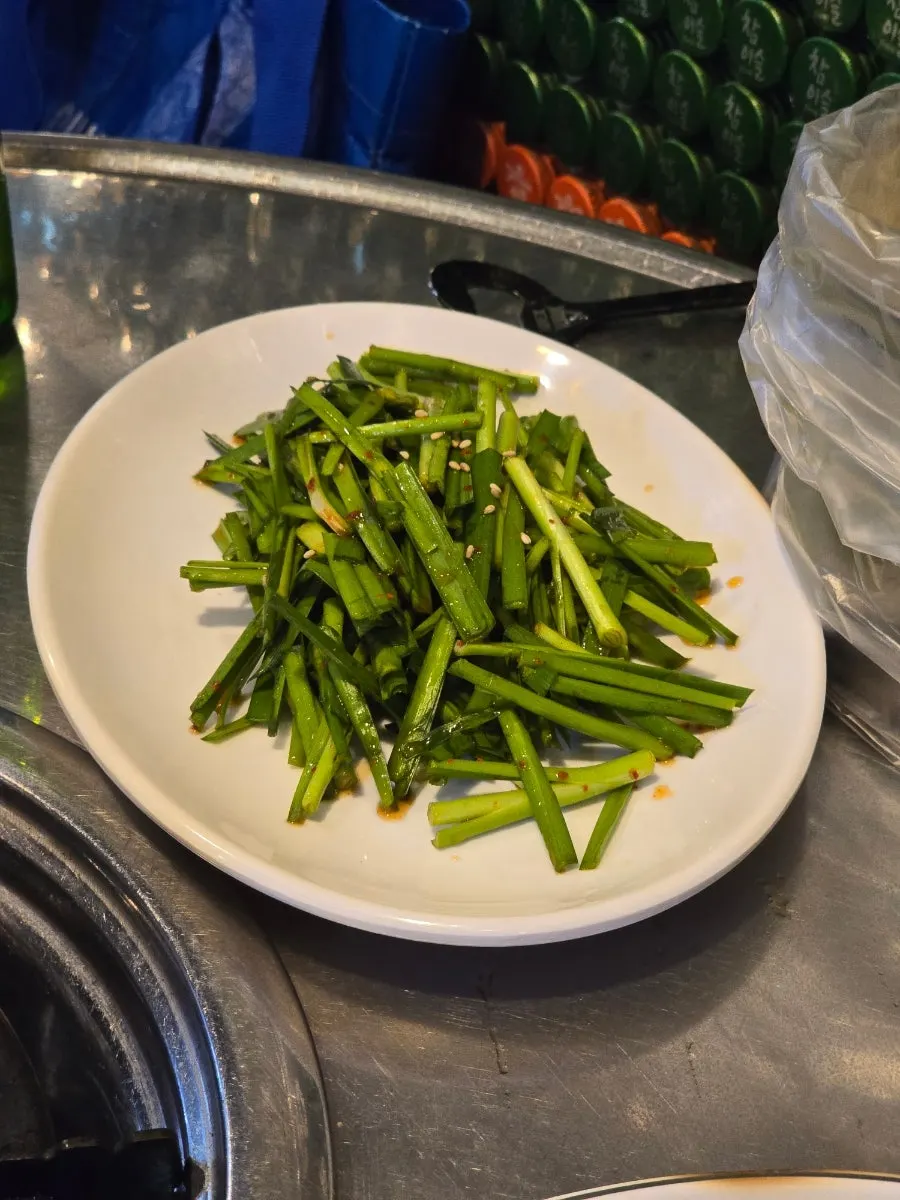Spicy seasoned chives side dish
