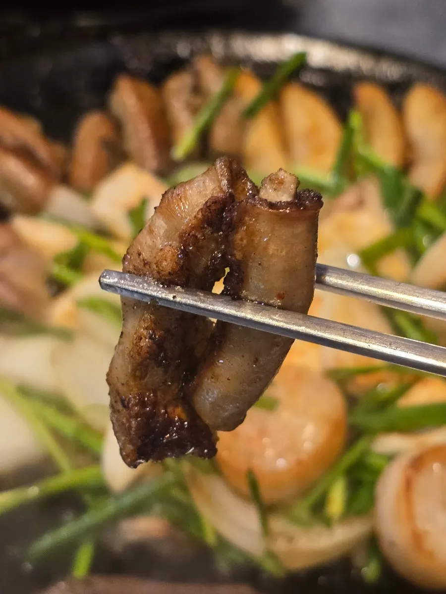 Thick-cut daechang grilling on the pan