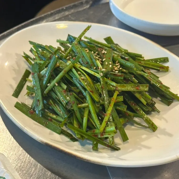 Basic side dish of chive salad