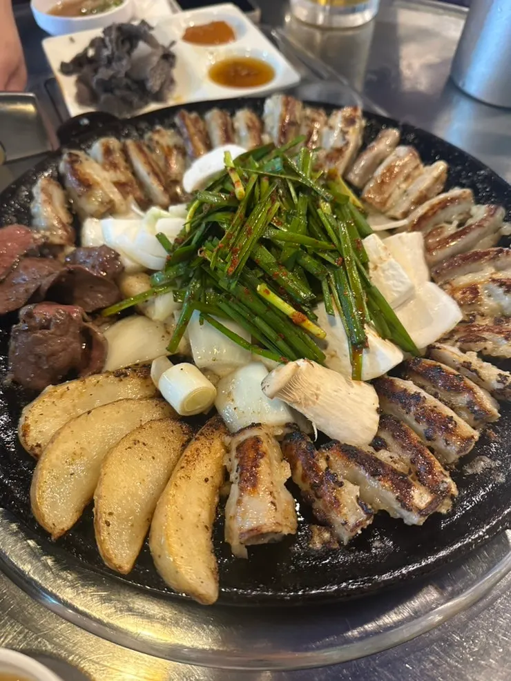 A plate of pre-grilled beef gopchang