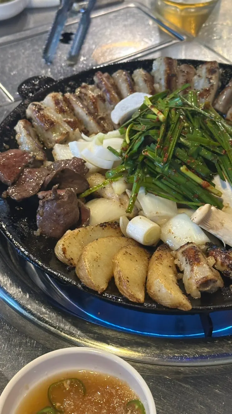 Beef gopchang and yeomtong on the grill with chives and onions