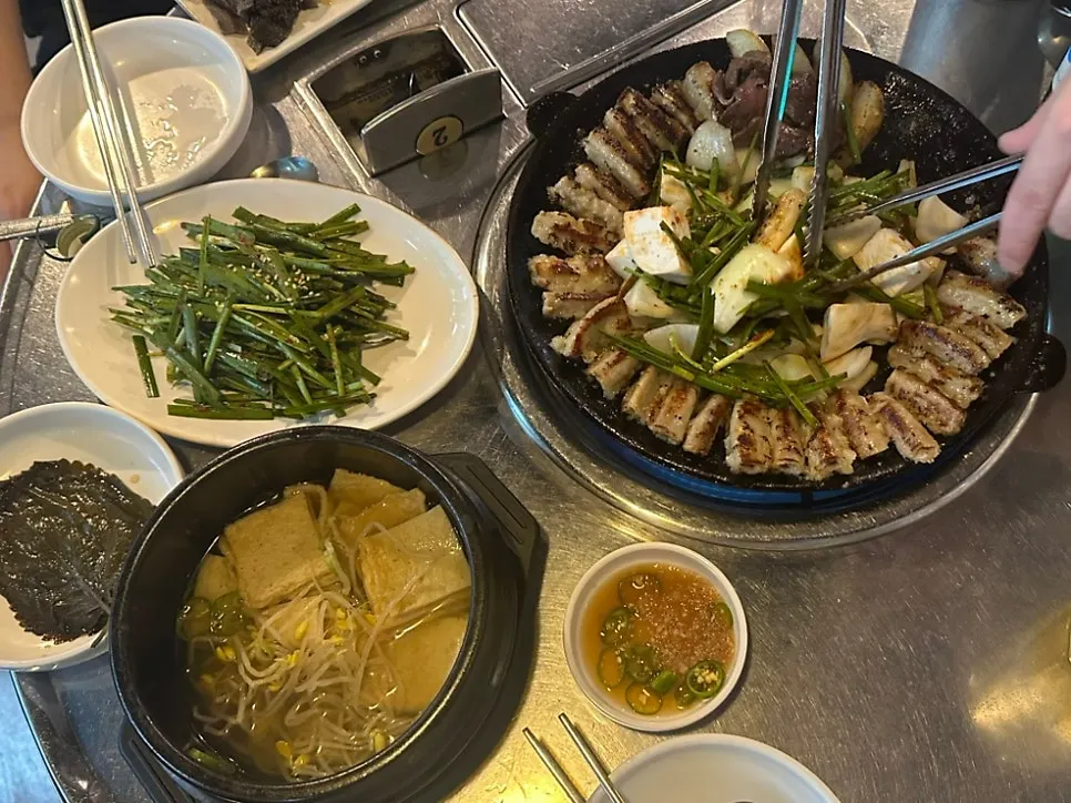 Overview of the table with gopchang and sides at Bareun Hwangso Gopchang