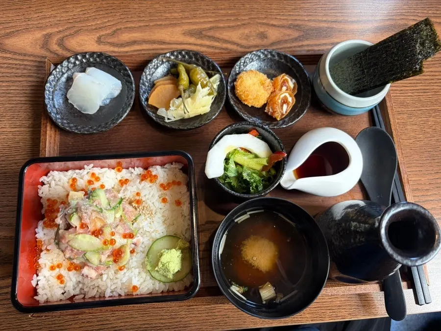 Hitsumabushi topped with eel and sauce