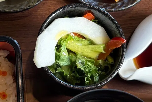 Colorfully plated kaisendon