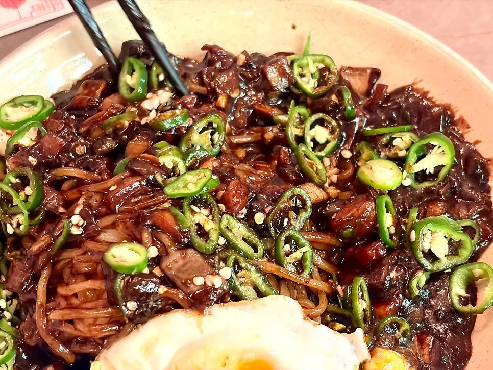 Close-up of gochu-jjajang noodles and sauce