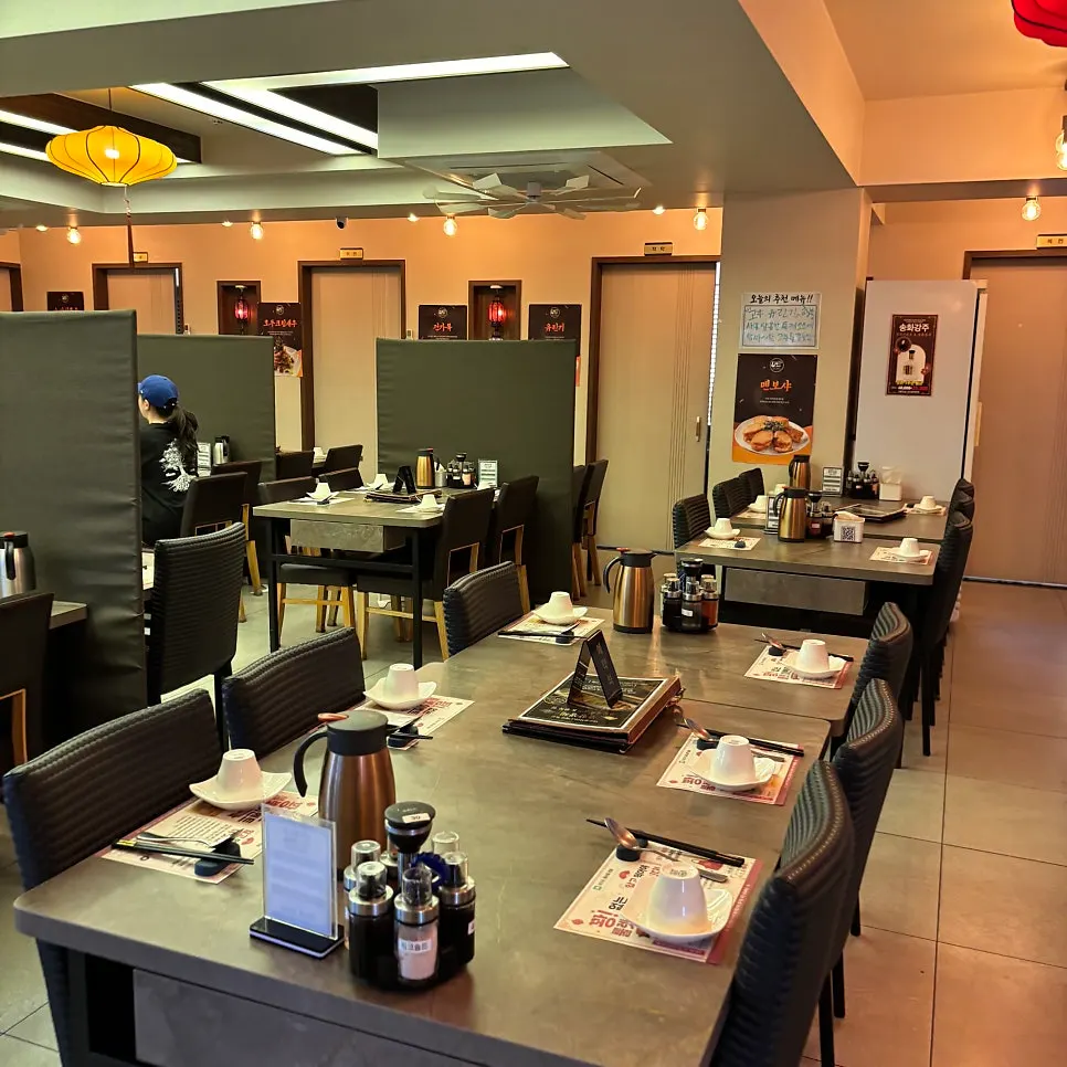 Hall seating in the Chinese restaurant with wide table spacing