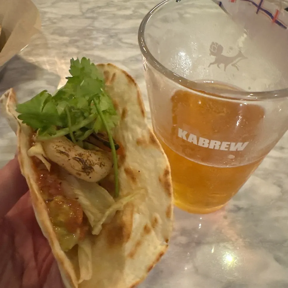새우와 야채를 올린 타코