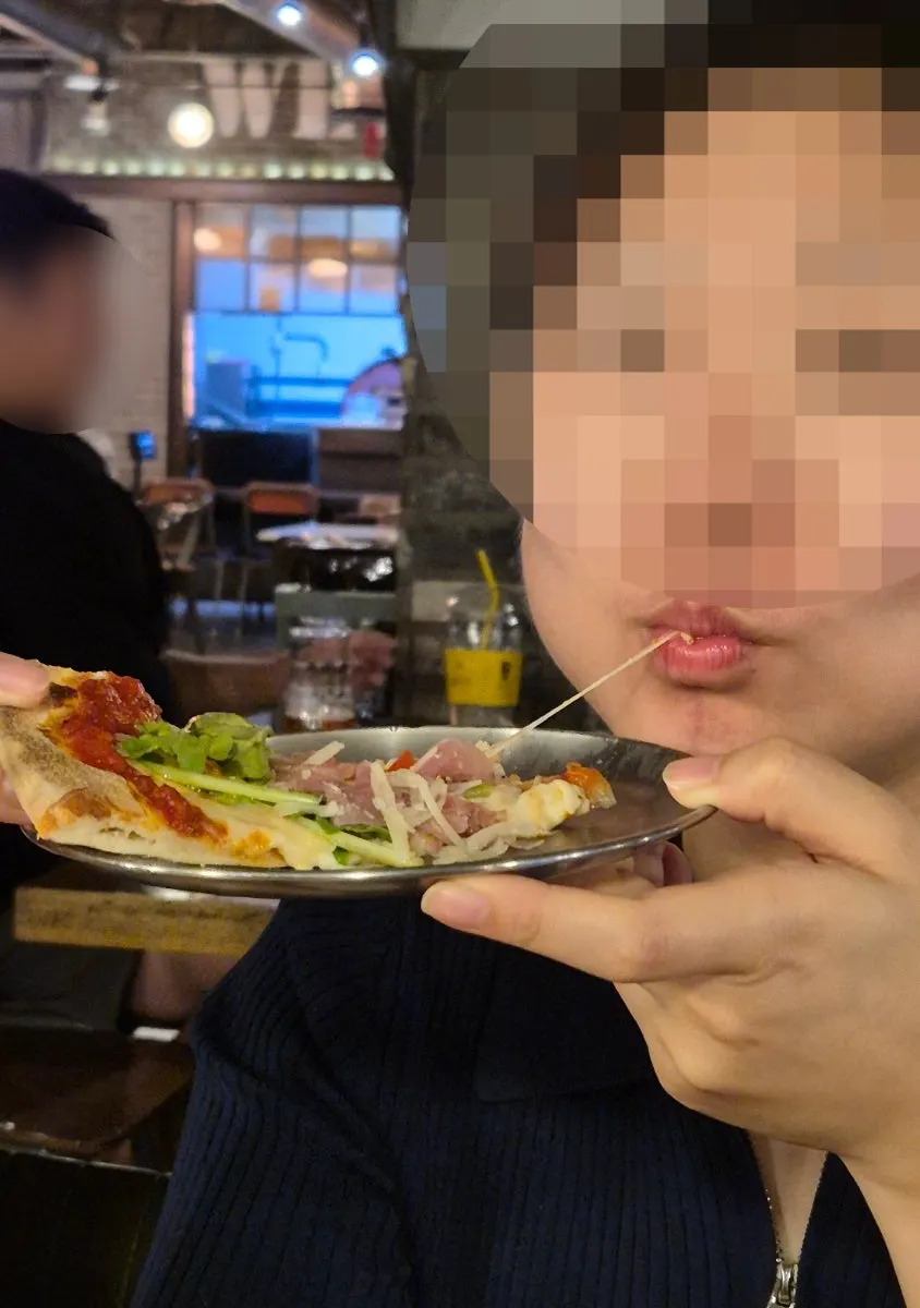 Arugula pizza with stretchy cheese