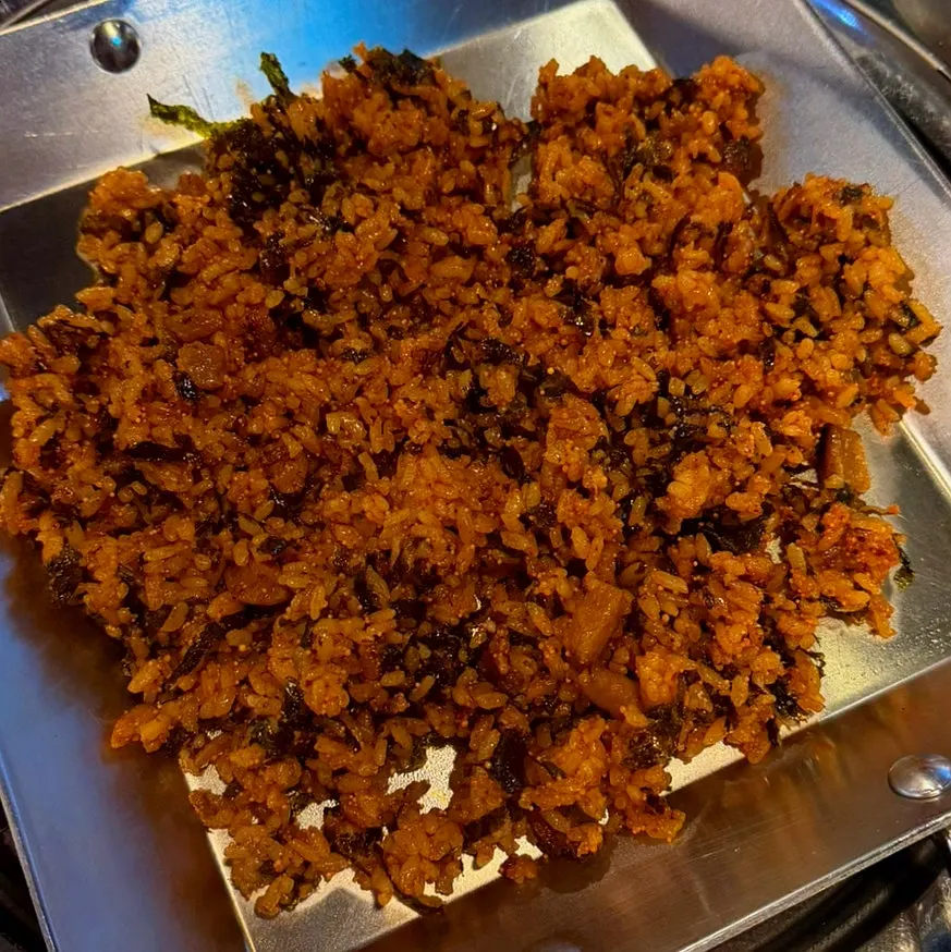 깻잎 장아찌와 부추를 곁들인 곱창