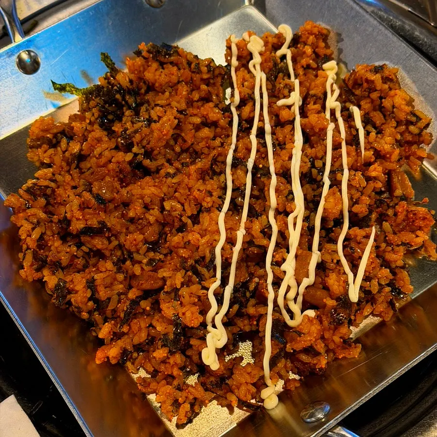 날치알과 김가루를 넣은 깍두기 볶음밥