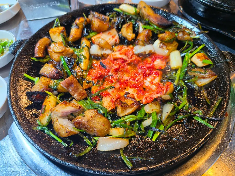 Grill topped with beef large intestine and kimchi