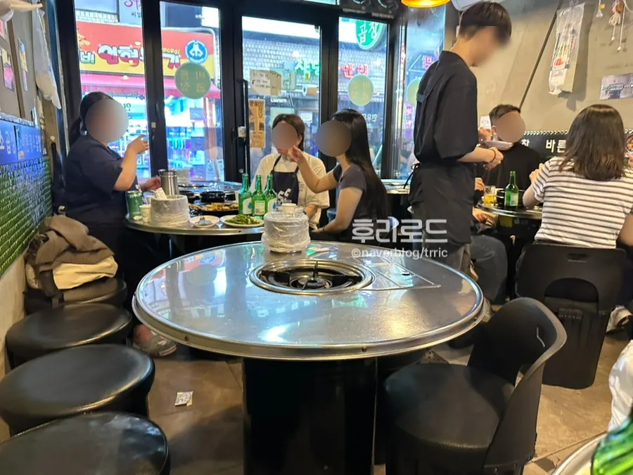 포차 분위기의 바른황소곱창 내부