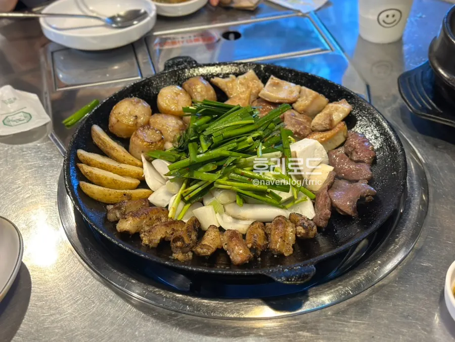 불판에 올려진 모듬곱창 2인분