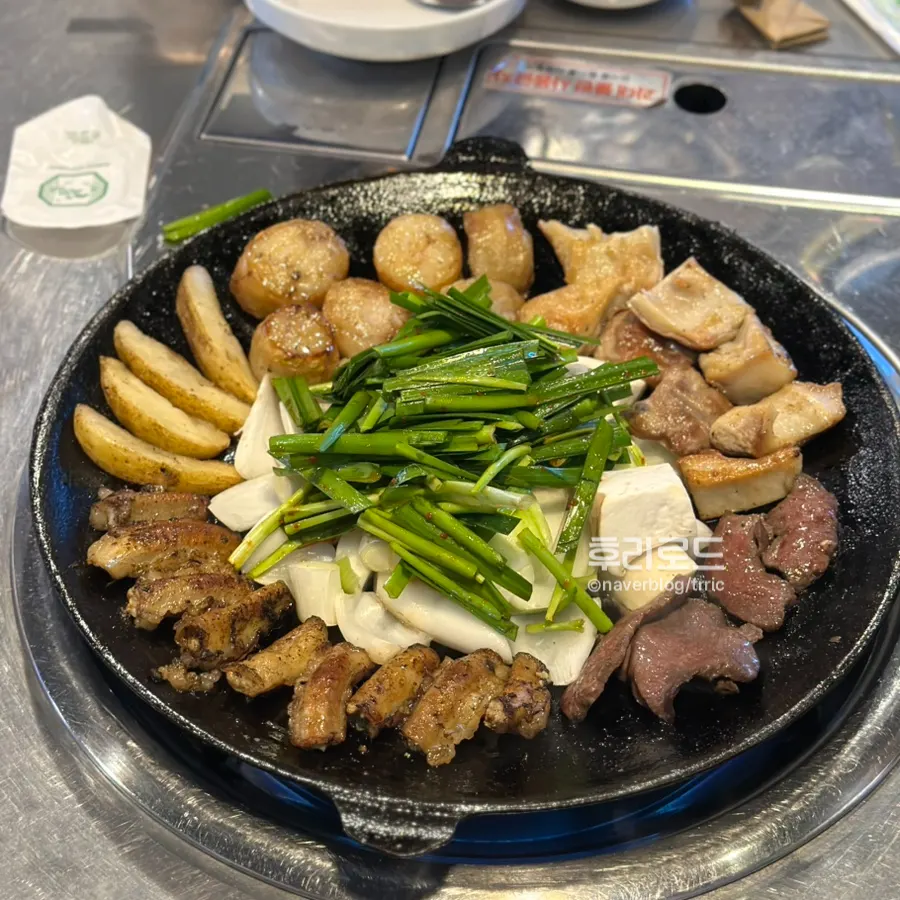 구워져 나온 모듬곱창 클로즈업