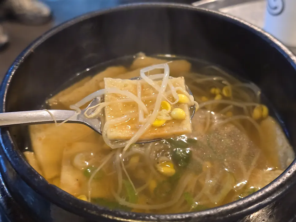 기본 찬으로 나온 어묵탕 한 그릇