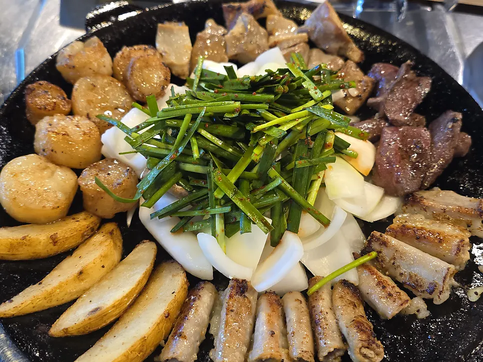 곱창 대창 염통과 웨지감자가 담긴 모둠 2인분