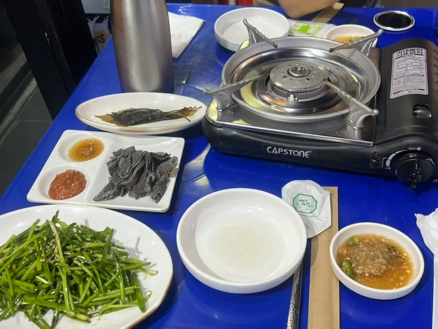 부추무침과 깻잎장아찌, 천엽이 놓인 기본 세팅